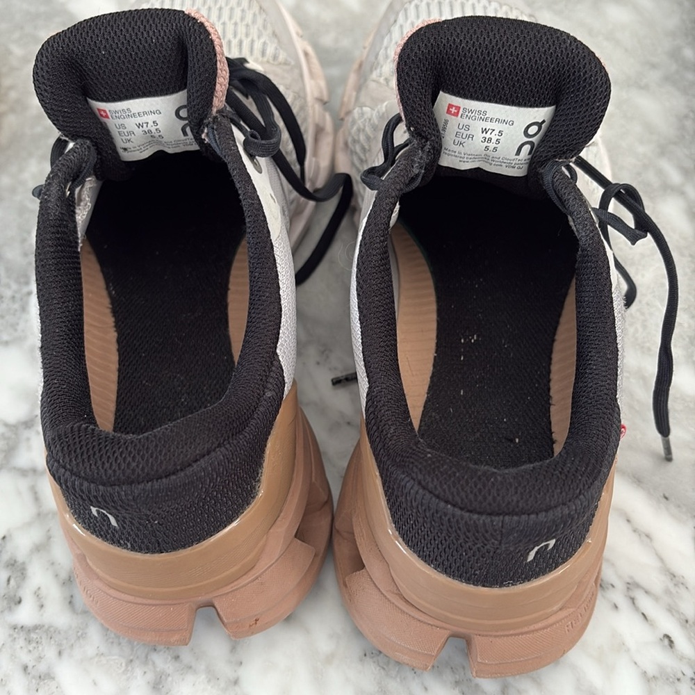 ON Women's Cloudflyer Running Shoes - Picture 10 of 11